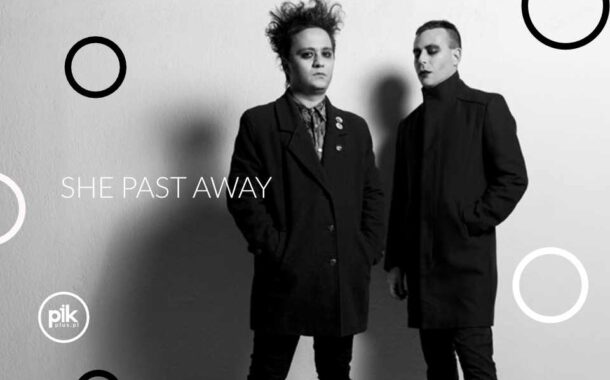 She Past Away | koncert